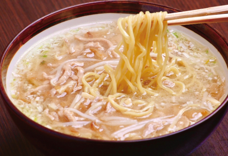 人気NO1の「ザーサイ湯麺」1,250円はハーフサイズも用意されている