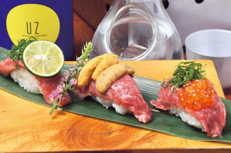 店主オススメの「肉寿司3種盛り」1,800円はウニ、イクラ＆大葉、スダチ＆ネギ