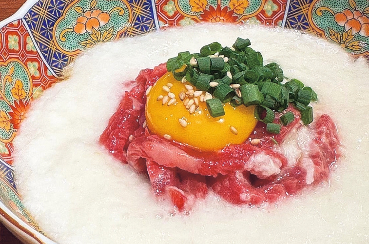 注文を受けてから調理する上質な赤身肉にとろろを合わせた和食テイストの「とろろユッケ」1,250円