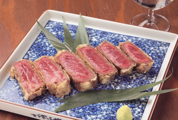 季節に応じた逸品料理が豊富に揃う。写真は人気の1品「十勝牛ザブトンの天ぷら」1,628円