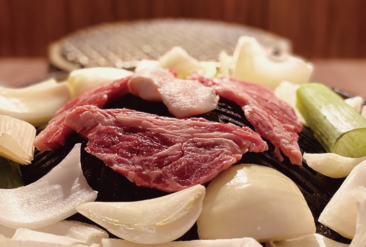 肉の種類によってジンギスカン鍋と網焼きを使い分ける。炭火で焼き上げる肉はどれも絶品
