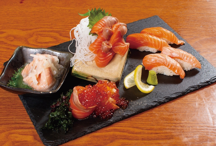 寿司や焼鳥、1品料理まで幅広いメニューが食べ放題。クーポンを利用すると2,980円で食べ飲み放題になる