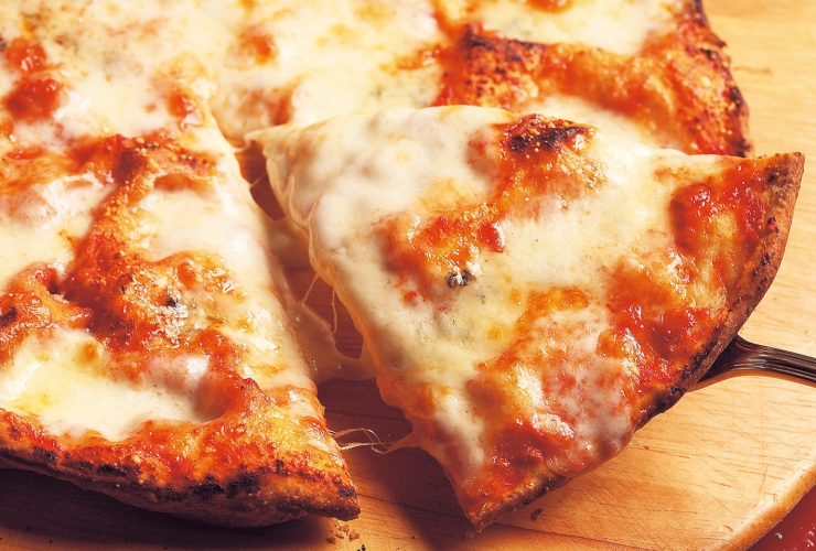 ピザ生地に「はるゆたか」を使った6種のチーズピザはブルーチーズの風味が効いた人気のメニュー
