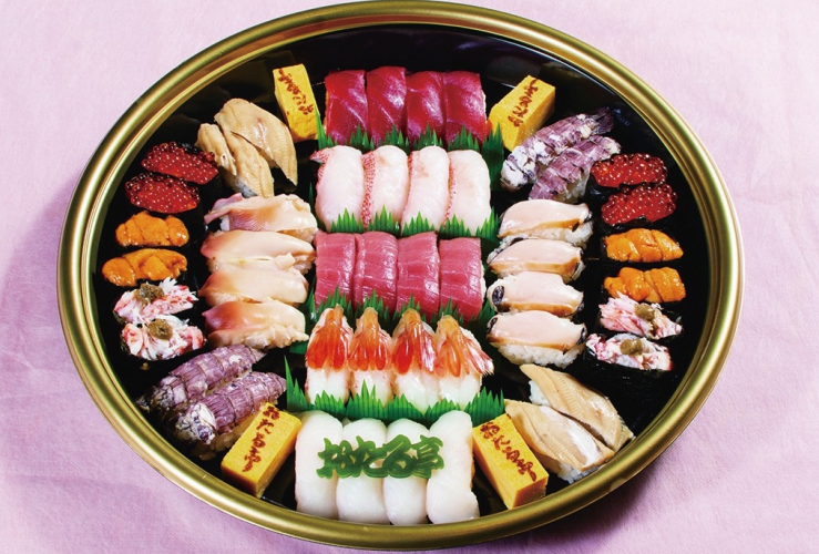 おたる亭特選食材の中トロやウニ、ボタンエビなどを入れた寿司盛り「松」4,320円～。写真は4人前
