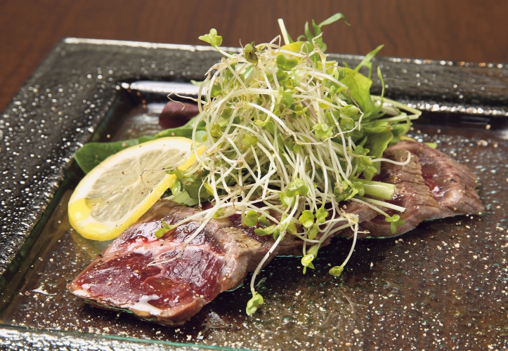 赤ワインなどお酒との相性も抜群な「和牛のタタキ」1,300円～