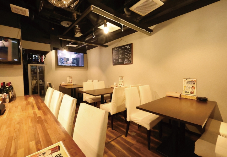 カウンター4席のほかテーブル3卓12席を完備、店内喫煙可