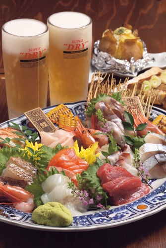 「北海刺盛り」特選10点盛り1人前3,848円（写真3人前）は、クーポンでさらにお得に！アサヒスーパードライと一緒に楽しんで