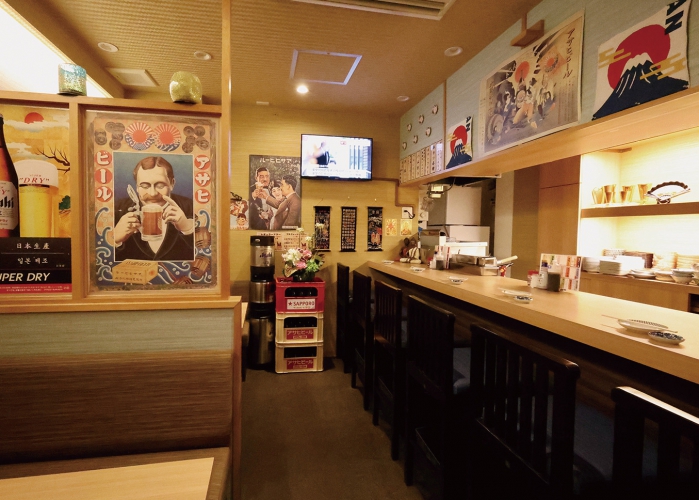 カウンター席のほか、気のあう仲間と利用できるボックス席完備