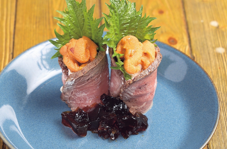 道産ウニの和牛肉巻き528円は、北海道産ウニを使用し、肉とクリームチーズを組み合わせたメニュー