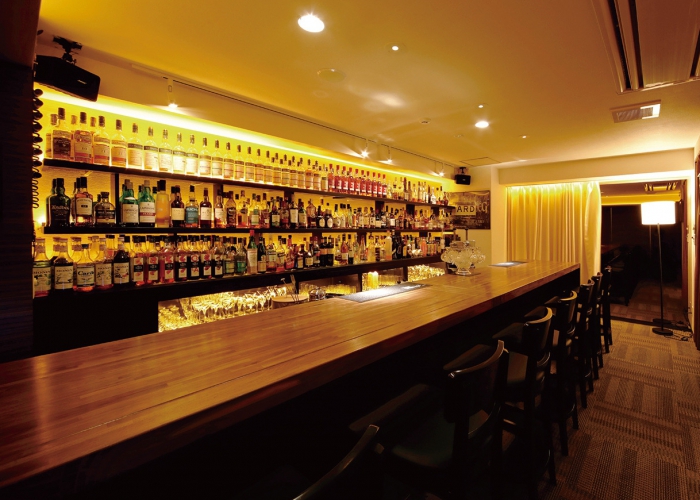 札幌初、“ダブルカウンター”採用店。メインカウンター8席、ボックス7席、VIPカウンター4席