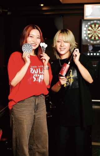 左からダーツが得意なまひろさん、日本酒が大好きなゆいなさん