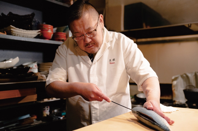 鮮度にこだわる店主は、日高や根室の漁港に出向き、漁師から魚を直接買い付けている