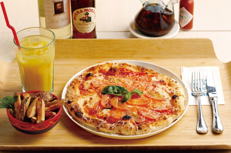 ピッツァ注文の人限定、＋429円でお得な各種セットメニューを用意。セットメニューの内容は、フードがフライドポテトorフライドチキンorサラダと、ソフトドリンク7種から選択できる