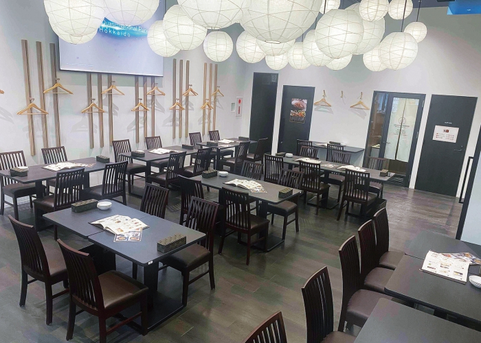 店内には加熱式専用喫煙室を完備