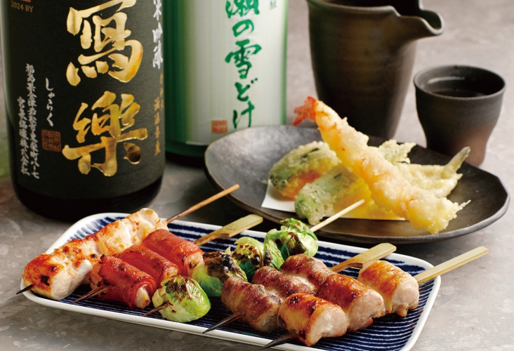 備長炭でじっくり焼き上げる焼鳥は肉から野菜まで30種を用意