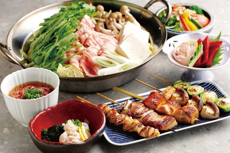 写真は、豚バラ豆乳鍋、タチポン、刺身盛合せ、サラダ、焼鳥盛り合わせ、つめたい梅そうめんの全6品5,000円コース、＋1,500円で120分飲み放題付、サービス料別10％、料理内容は日によって変更あり