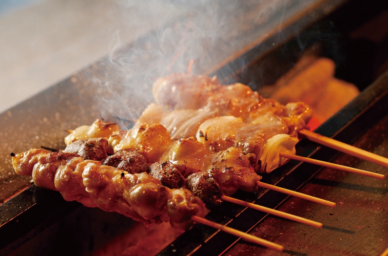香ばしい燻煙が食欲をそそらせる備長炭でじっくり焼き上げる焼鳥。こだわり抜かれた焼鳥と日本酒を味わうなら「ダイアの55」で決まり