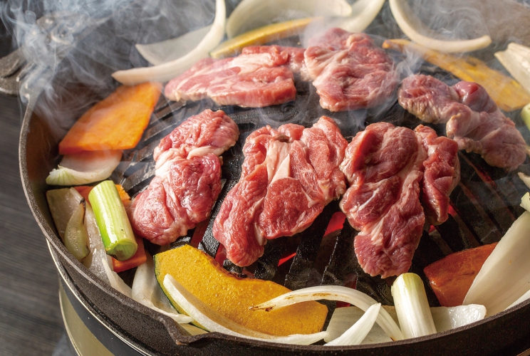 柔らかくジューシーな肉と道産野菜との相性が抜群の絶品ジンギスカン