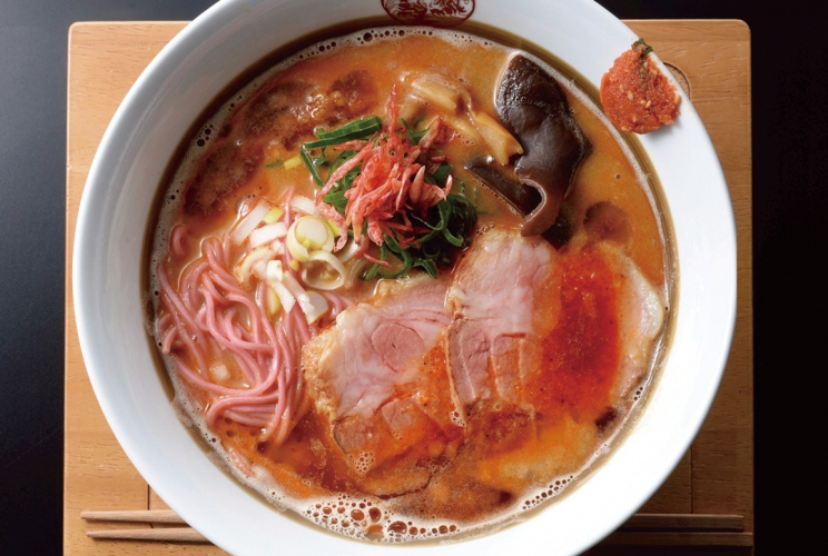 看板メニューの「海老拉麺」1,250円、替玉や追飯で自慢のスープを堪能して