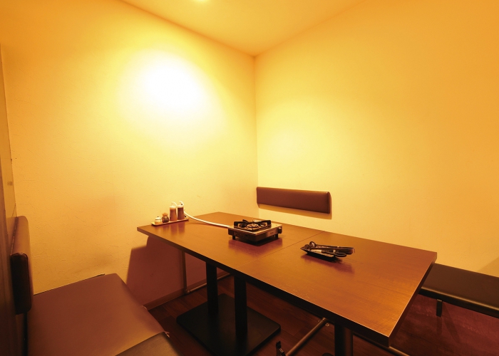 奥には半個室完備、外国語メニューもありインバウンド大歓迎 