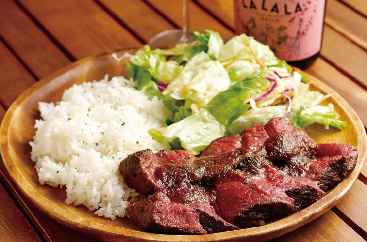 浦臼町産エゾシカのロース肉のみを使用した「エゾディッシュ」単品1,595円、プレート1,870円
