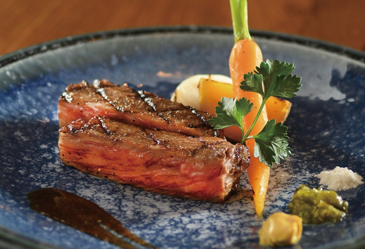 グリルで提供される黒毛和牛ステーキは3,000円～各部位用意