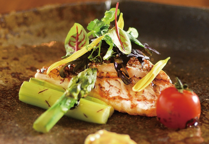 「真鯛のグリル」1,000円のほか、さまざまな魚介類を揃えている