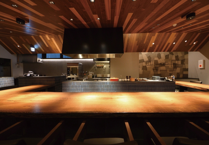 カウンター14席のほか最大4人収容可能な個室席を完備
