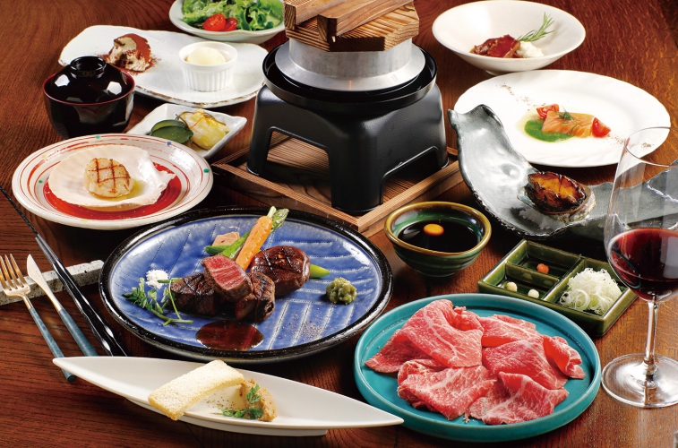 堪能コースに、えぞアワビと野付産ホタテの炭火焼が付いた贅沢な「炭火焼おすすめコース」17,300円～、サービス料別10％。ステーキは、サーロイン、ヒレ、極上シャトーブリアンから選択可