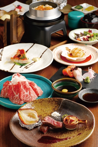 忘新年会特別プランは、写真の「宵灯コース」10,000円と、黒毛和牛サーロインステーキ付きの「焔華コース」13,000円、このほかさまざまなコースを用意しているので、詳細はお店まで問い合わせを