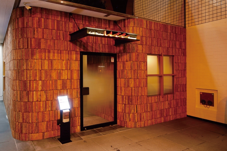 南3条通りの北側にある路面店、レンガ調の入口が目印