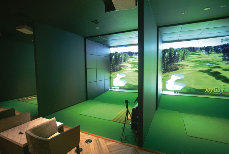 女の子と会話をしながらゴルフを楽しめる新感覚の店
