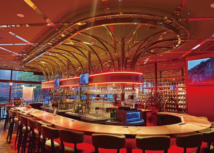 派手ながらも洗練された店内がひと際印象的