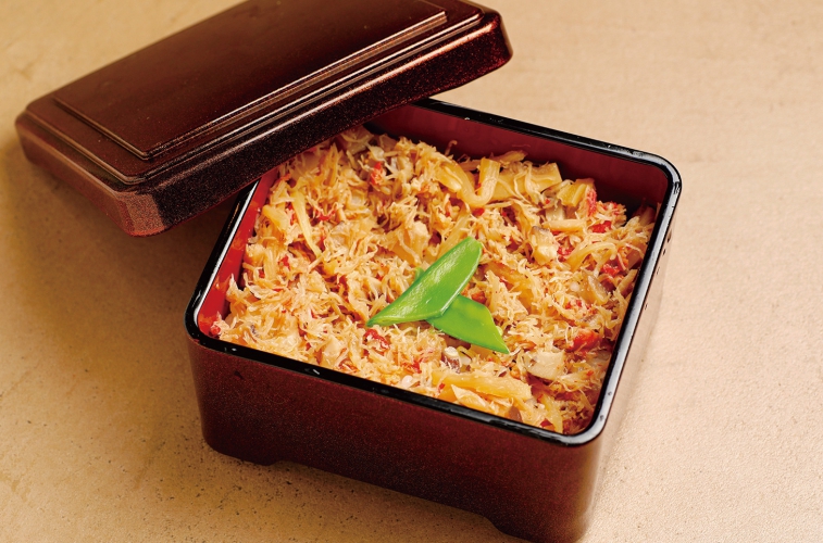 隠れた人気メニューの「かに飯」500円、テイクアウトも可能、700円で好評販売中