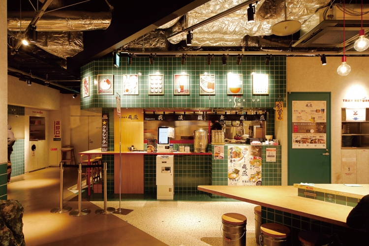 ラーメンフードホール「mingle!（ミングル）」の奥に位置する