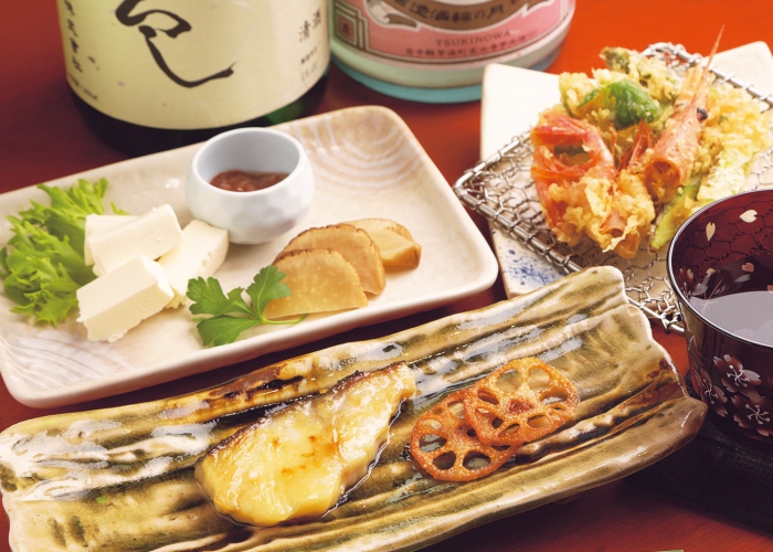「銀ダラ西京焼き」1,080円などさまざまな料理を用意している