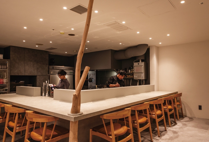 店内は木をモチーフにした温かみのある空間、オープンキッチンのカウンター席がメイン