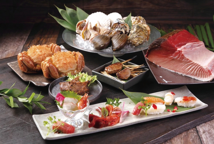 新鮮な海鮮や肉を使用した豊富なアラカルトのほか、飲み放題付コースは5,000円～
