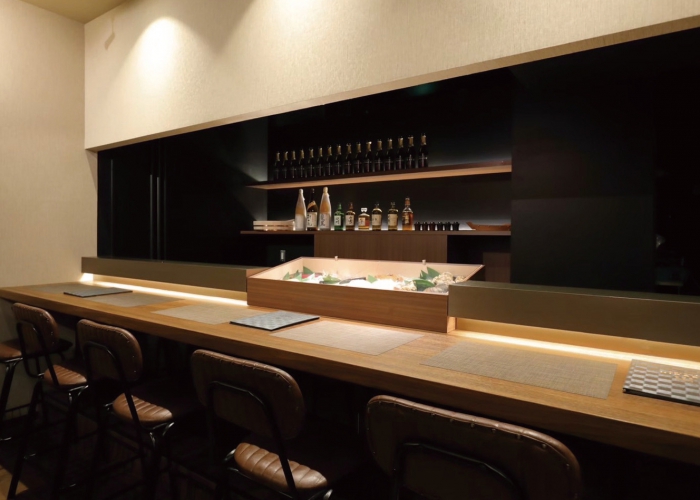 カウンター8席のほか、個室席を完備