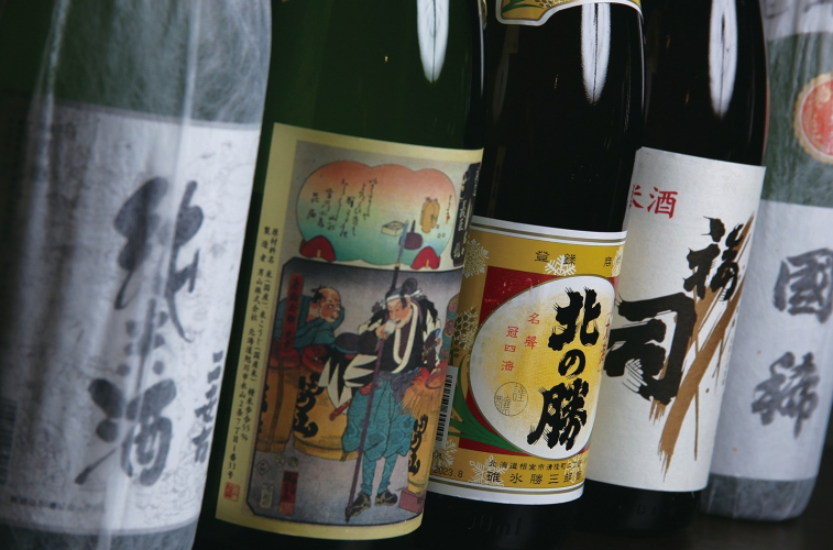 北海道の地酒やワイン（赤・白）は1杯390円～700円で提供、ほか焼酎、ハイボール、カクテル各種350円