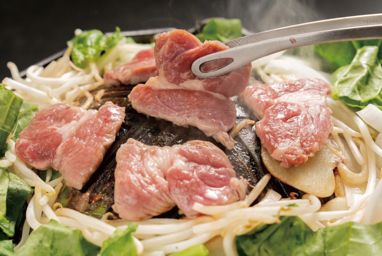 「生ラム食べくらべセット（野菜付）1,650円、そのほかレモンラムや辛ラム、ネギまみれラムなどを用意