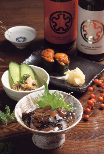 写真手前から、道産天然「活ナマコ刺」1,280円、「ズワイガニ身カニ味噌和え」580円、「塩水ウニ軍艦寿司」時価