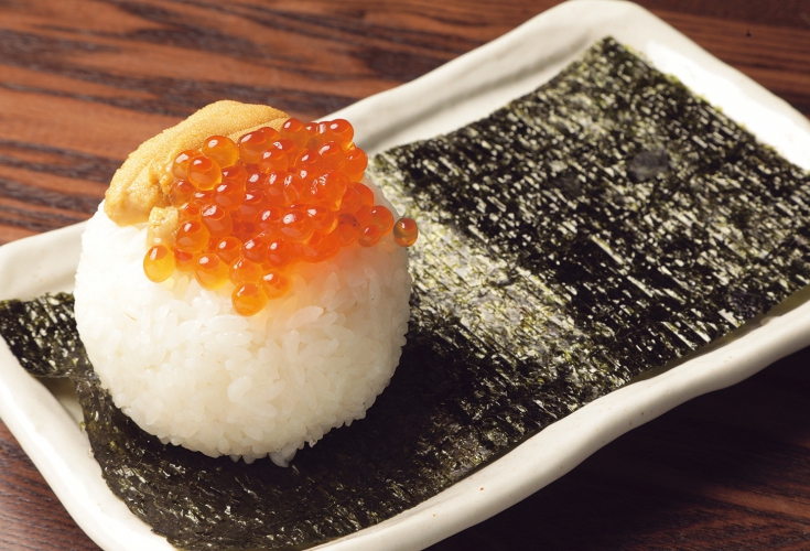 上に塩水ウニ、中に塩漬けウニが入った名物「うにぎり」、イクラをトッピングして贅沢に味わえる
