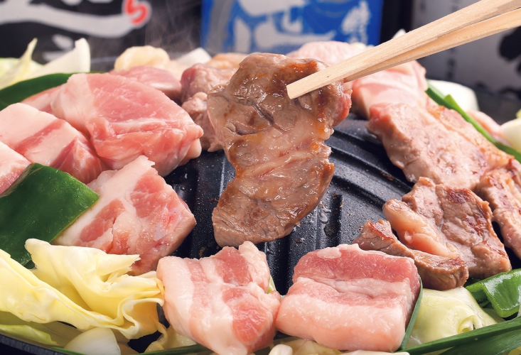 生ラムジンギスカンは1人前1,380円～、旬の野菜ともに楽しんで