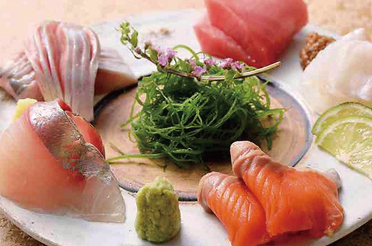 本マグロやノドグロ焼霜、ニシンやフグなど全国各地の刺身を楽しめる。時期や仕入れ状況によって本日のオススメの内容は変更される
