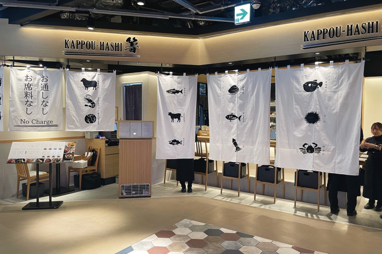 白い暖簾が目印。カウンター席のほか、奥にはテーブル席を完備