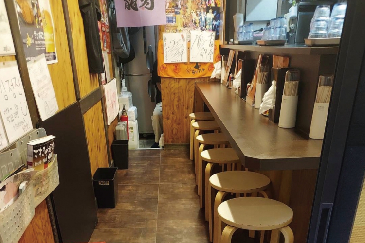 カウンター9席完備の店内には、著名人のサインは並ぶ