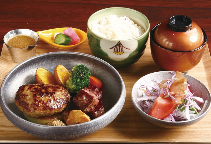 「ハンバーグPLUSサイコロステーキ」2,915円