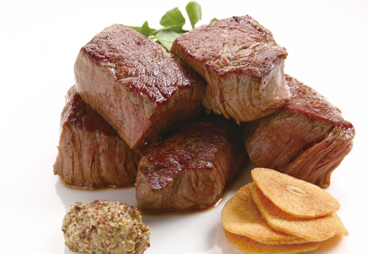 料理長オススメの「道産牛ひれサイコロステーキ100g」2,013円