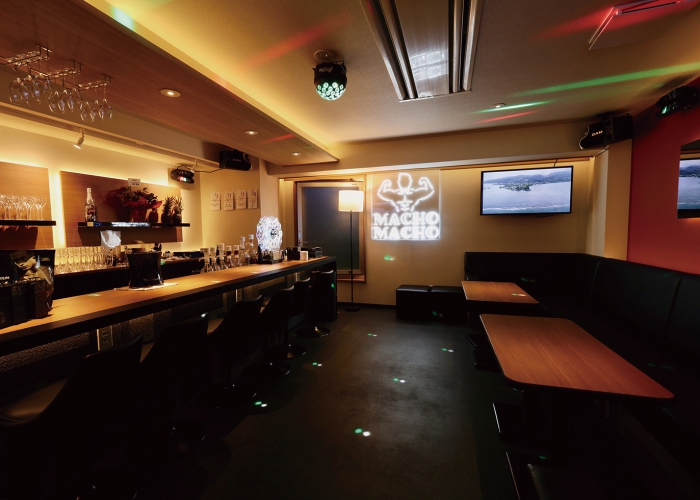 カウンター6席と多人数にオススメなボックス15席を完備